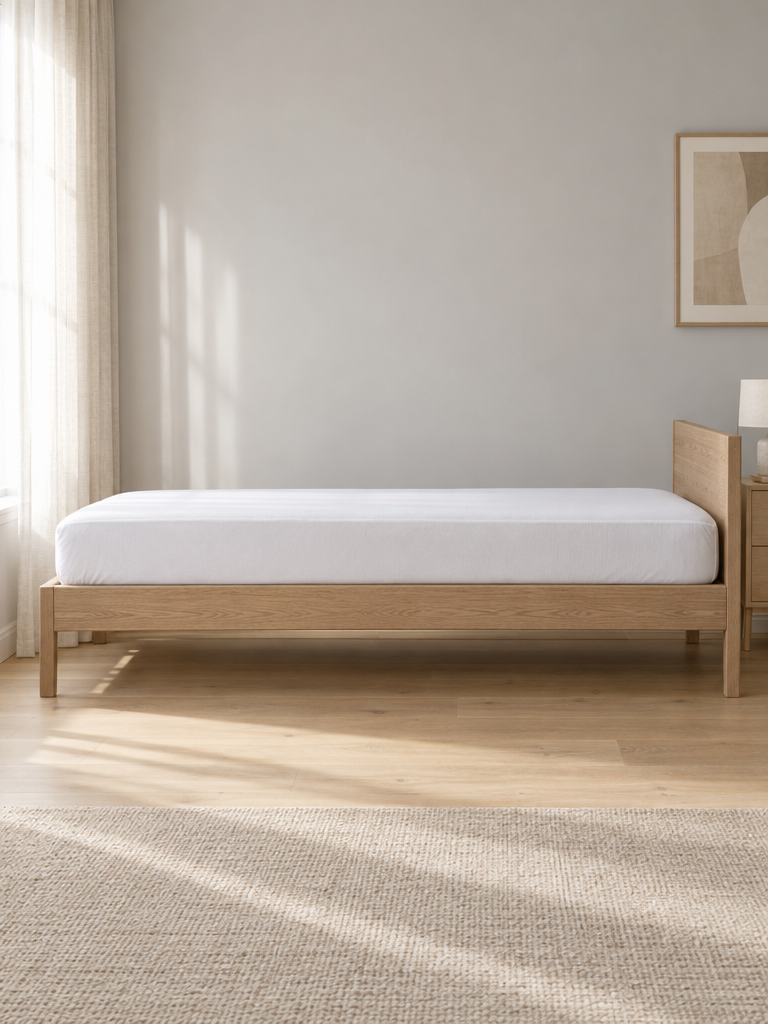 Matratzenschoner 80x200 cm auf der Matratze, Seitenansicht mit sichtbarer Matratzenhöhe