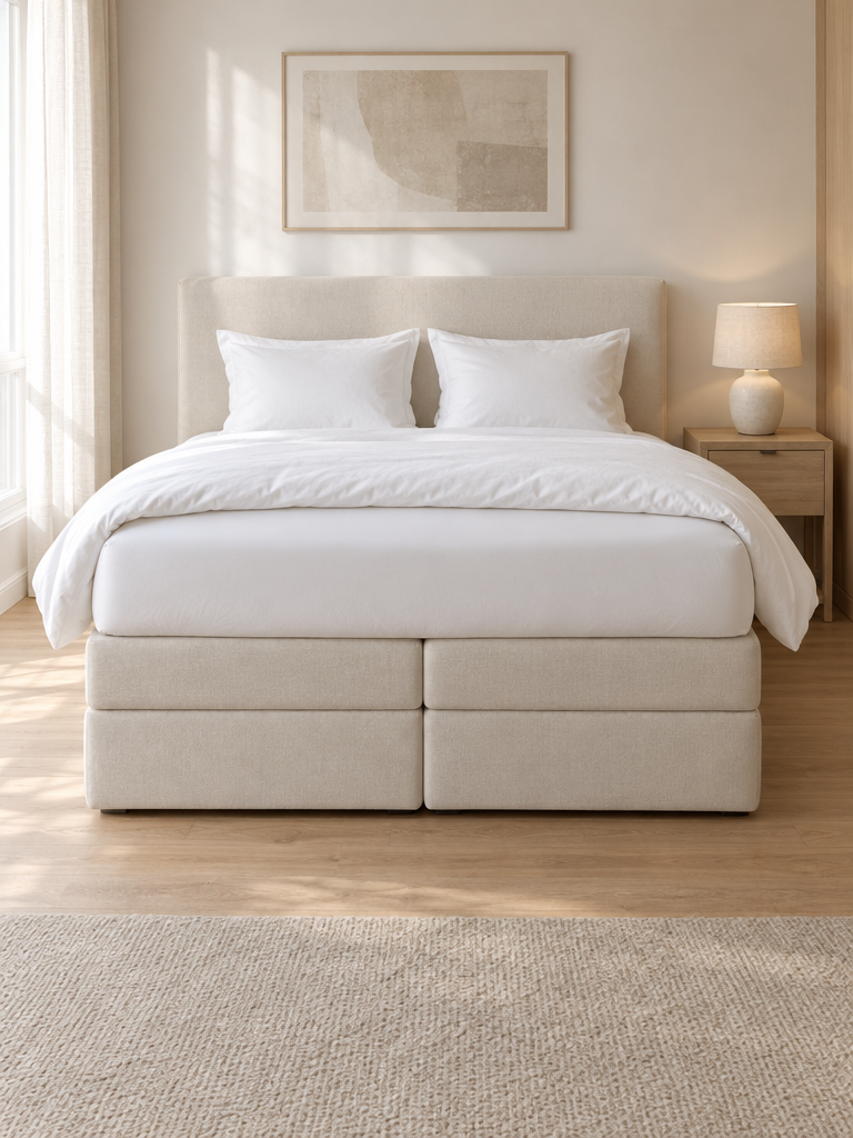 Spannbettlaken Boxspringbett in Weiß auf einem hohen Boxspringbett mit Topper