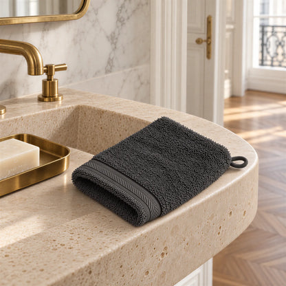 Waschhandschuh Anthrazit aus Walkfrottee im hellen Badezimmer