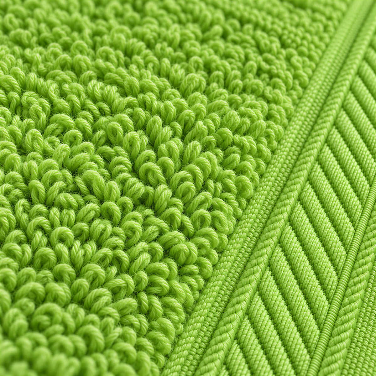 Nahaufnahme der weichen Frottee-Schlingen und der Bordüre – Waschhandschuh Apfelgrün
