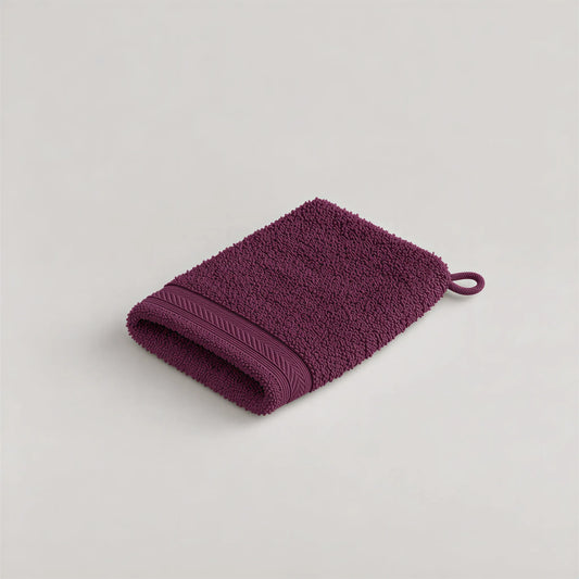 Waschhandschuh Aubergine aus Walkfrottee, 15 x 20 cm, gefaltet auf hellgrauem Hintergrund