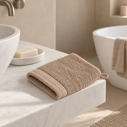 Waschhandschuh Cappuccino-Braun aus Walkfrottee im hellen Badezimmer