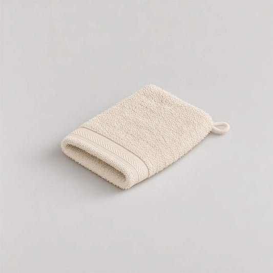 Waschhandschuh Creme-Beige aus Walkfrottee, 15 x 20 cm, gefaltet auf hellgrauem Hintergrund