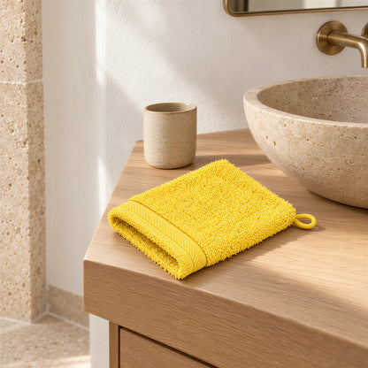 Waschhandschuh Gelb aus Walkfrottee im hellen Badezimmer