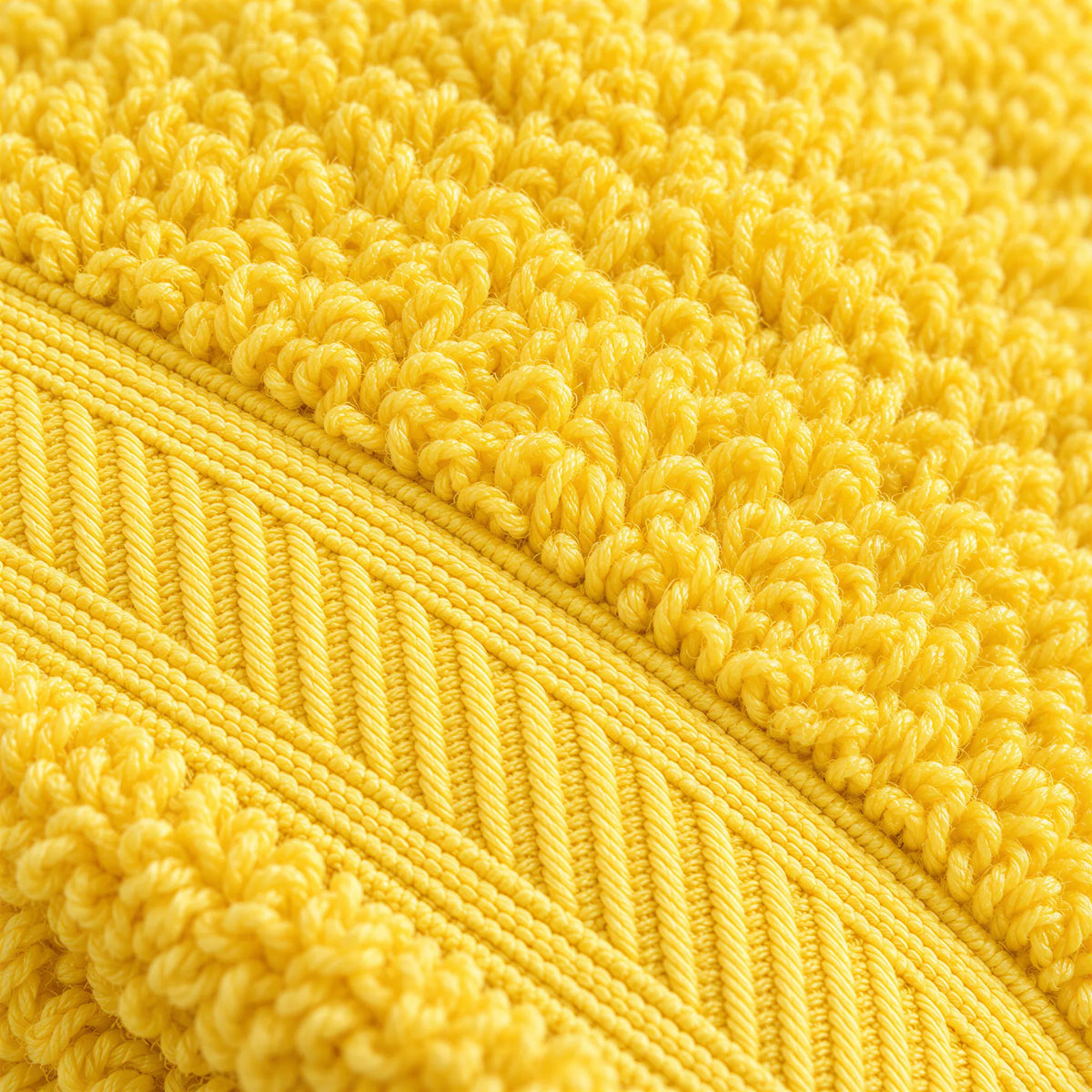Nahaufnahme der weichen Frottee-Schlingen und der Bordüre – Waschhandschuh Gelb