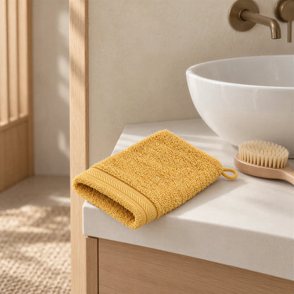 Waschhandschuh Gold aus Walkfrottee im hellen Badezimmer
