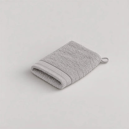 Waschhandschuh Grau aus Walkfrottee, 15 x 20 cm, gefaltet auf hellgrauem Hintergrund
