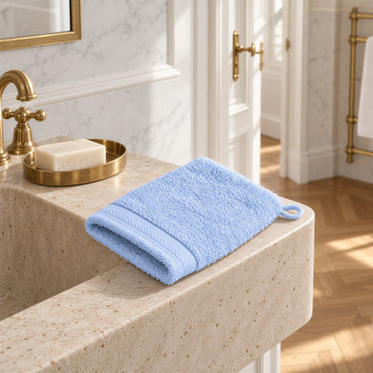Waschhandschuh Hellblau aus Walkfrottee im hellen Badezimmer
