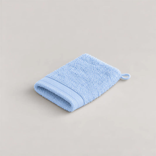 Waschhandschuh Hellblau aus Walkfrottee, 15 x 20 cm, gefaltet auf hellgrauem Hintergrund