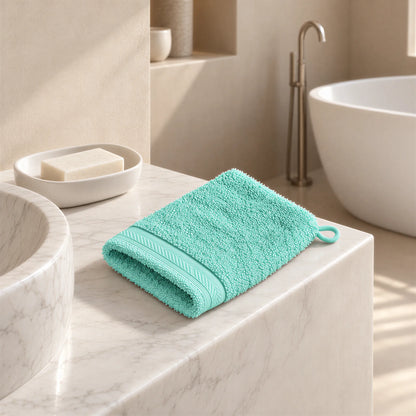 Waschhandschuh Mint aus Walkfrottee im hellen Badezimmer