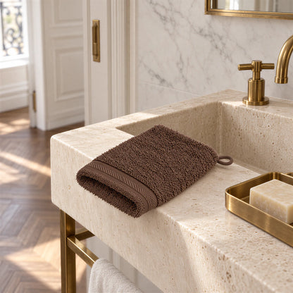 Waschhandschuh Mocca aus Walkfrottee im hellen Badezimmer