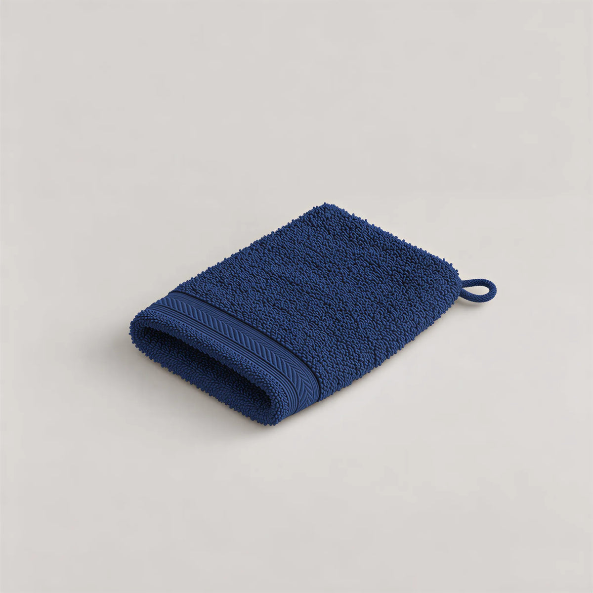 Waschhandschuh Navy aus Walkfrottee, 15 x 20 cm, gefaltet auf hellgrauem Hintergrund