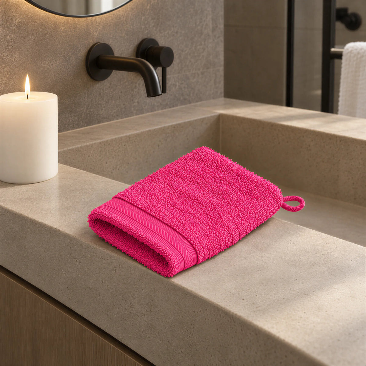 Waschhandschuh Pink aus Walkfrottee im hellen Badezimmer