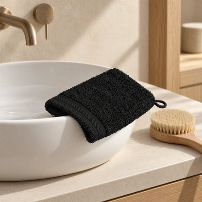 Waschhandschuh Schwarz aus Walkfrottee im hellen Badezimmer
