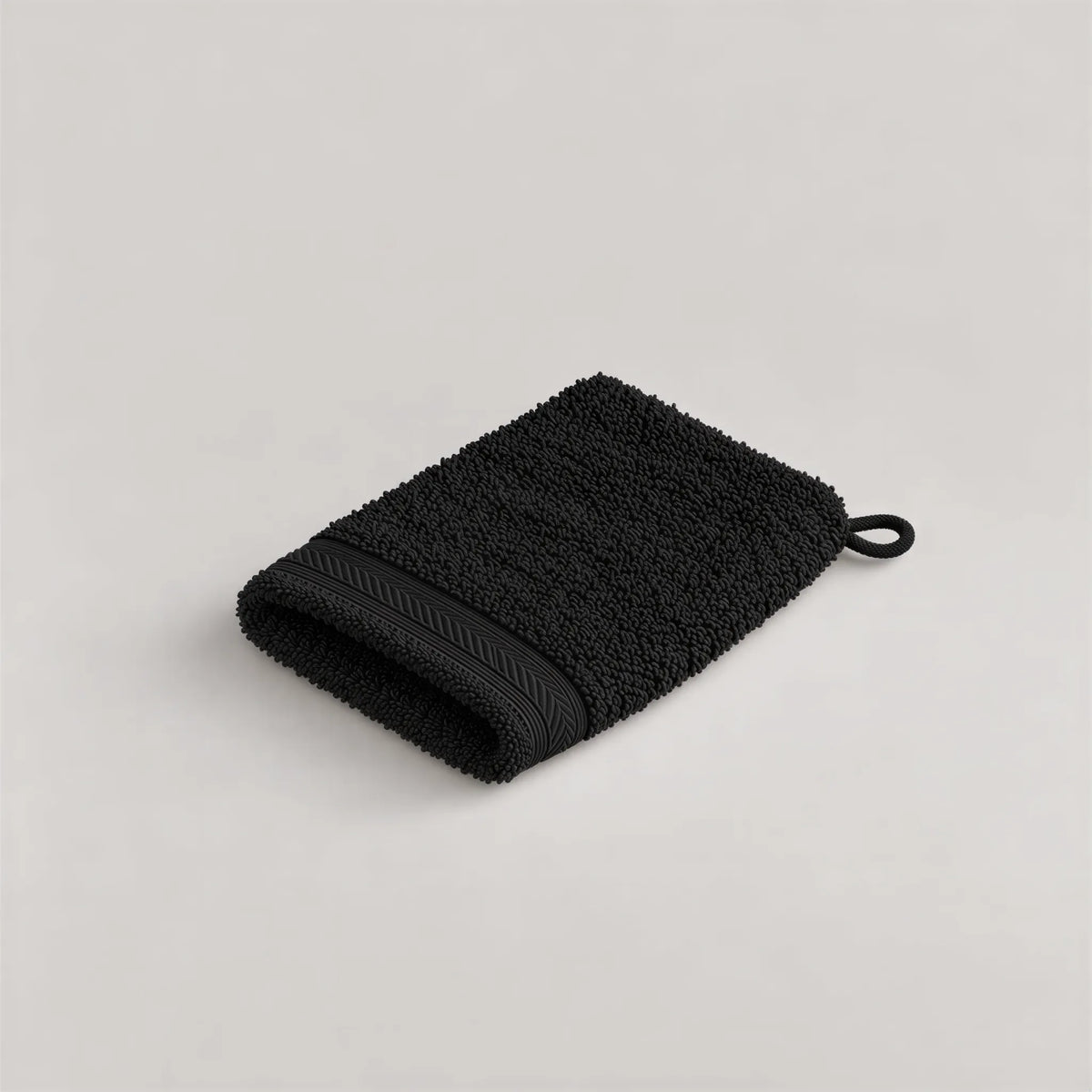 Waschhandschuh Schwarz aus Walkfrottee, 15 x 20 cm, gefaltet auf hellgrauem Hintergrund