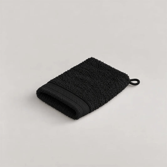 Waschhandschuh Schwarz aus Walkfrottee, 15 x 20 cm, gefaltet auf hellgrauem Hintergrund