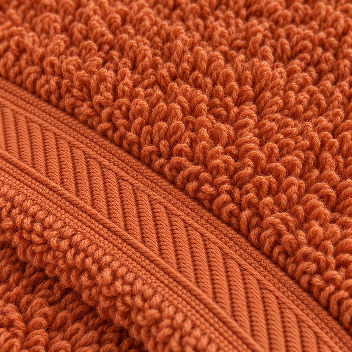 Nahaufnahme der weichen Frottee-Schlingen und der Bordüre – Waschhandschuh Terracotta